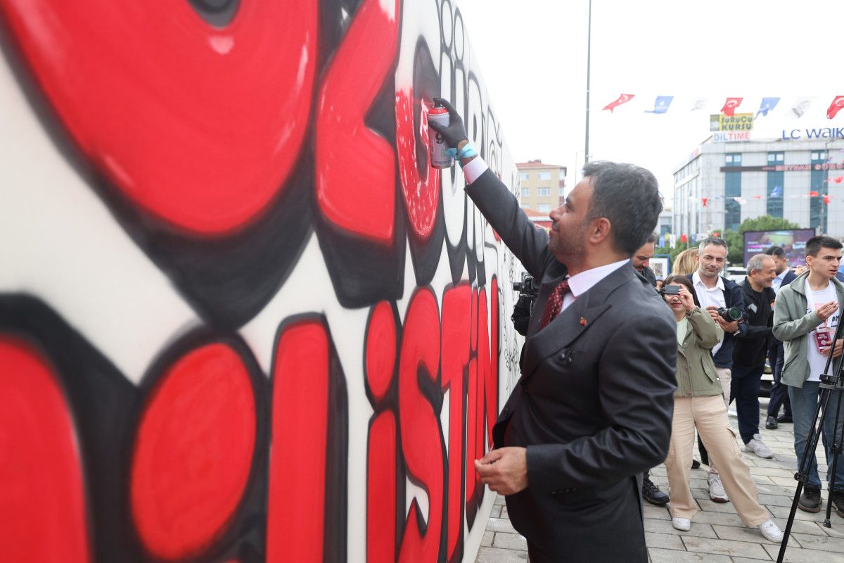 Ünlü Yazarlar ve Sanatçılar Sahneye Çıkıyor