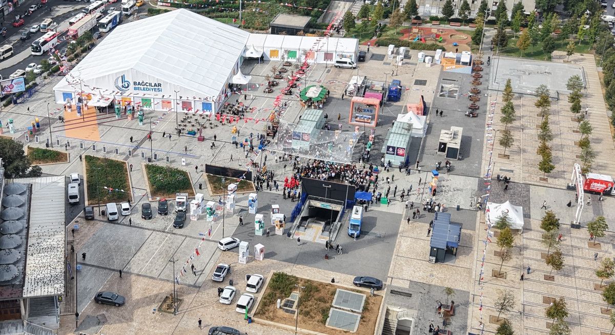 Ünlü Yazarlar ve Sanatçılar Sahneye Çıkıyor