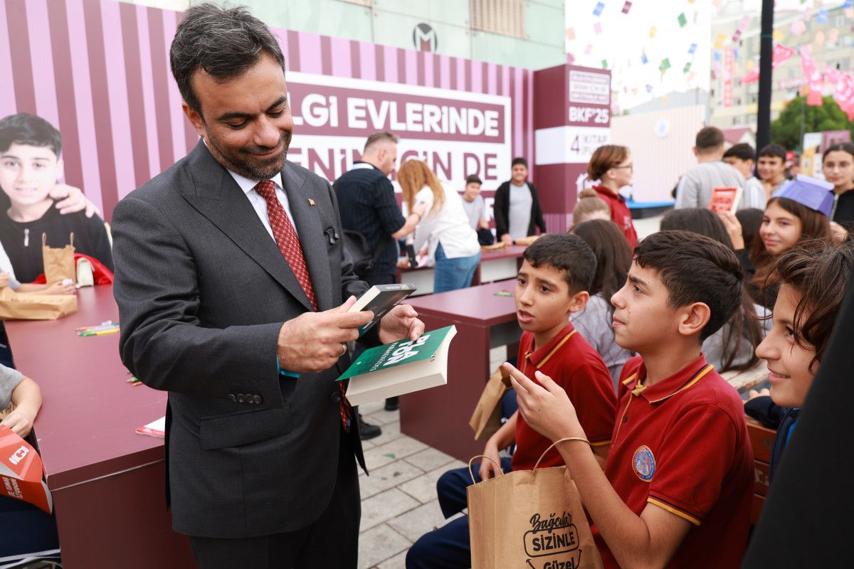 Ünlü Yazarlar ve Sanatçılar Sahneye Çıkıyor