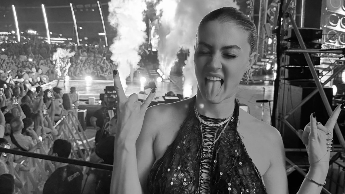 Güneşin Kızları ile parlayan oyuncu Burcu Özberk, hem kariyeri hem de özel hayatıyla sık sık gündeme geliyor. Sosyal medya hesaplarından yurtdışındaki tatil anlarını paylaşmayı sürdüren Özberk, yurda dönüşünün ardından farklı bir konunun gündemde olduğunu fark etti.