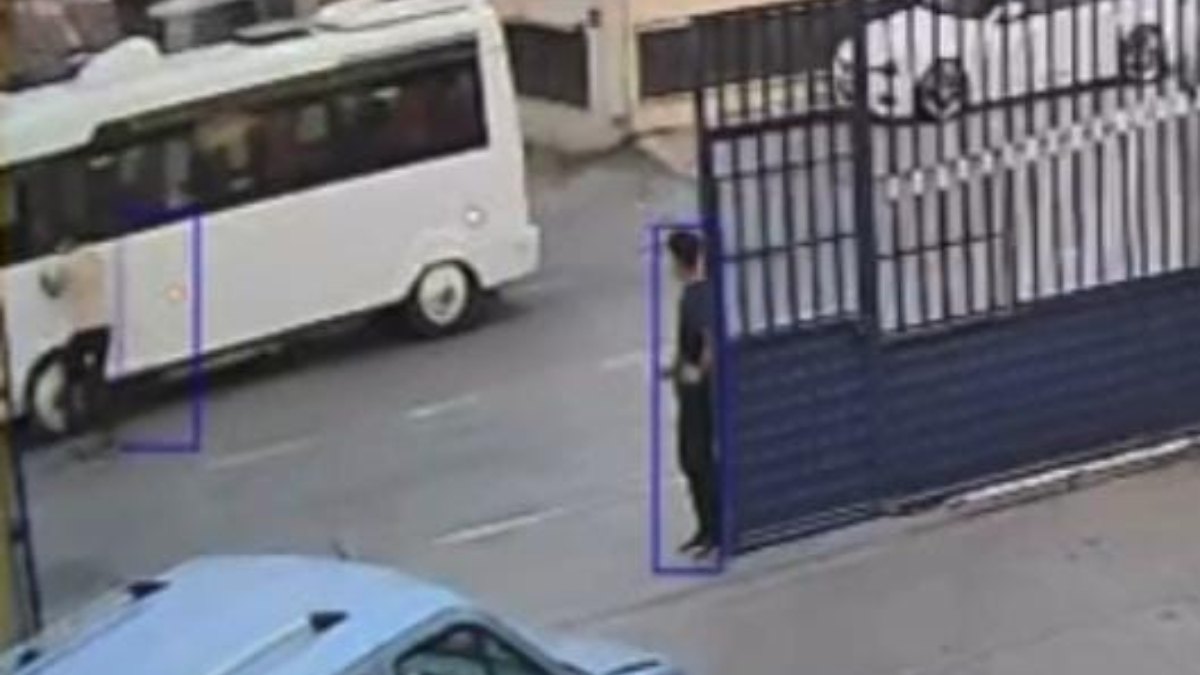 Minibüsin Kapısını Açıp İçine Atladı