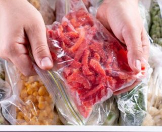 Buzluğa Koymayın! Meyvelerin Dondurulduğunda Bozulma Nedeni ve İpuçları