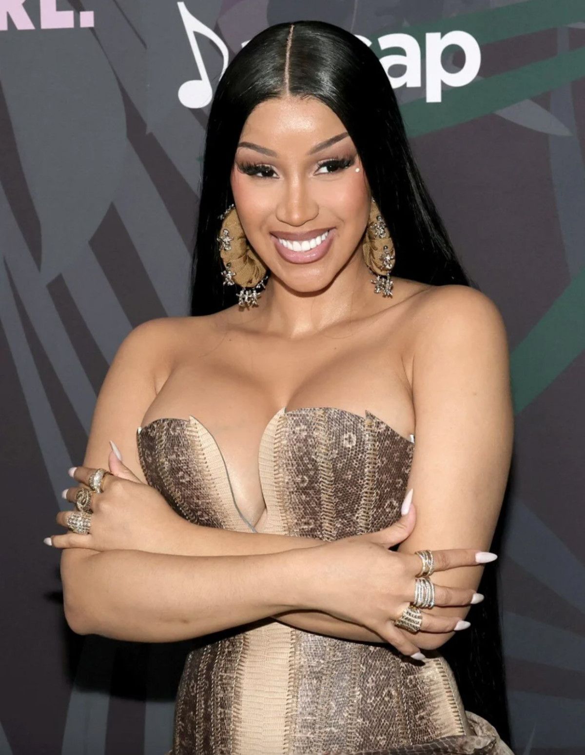 Cardi B'den Dördüncü Hamilelik Duyurusu ve Karnı Burnunda Yeni Paylaşım
