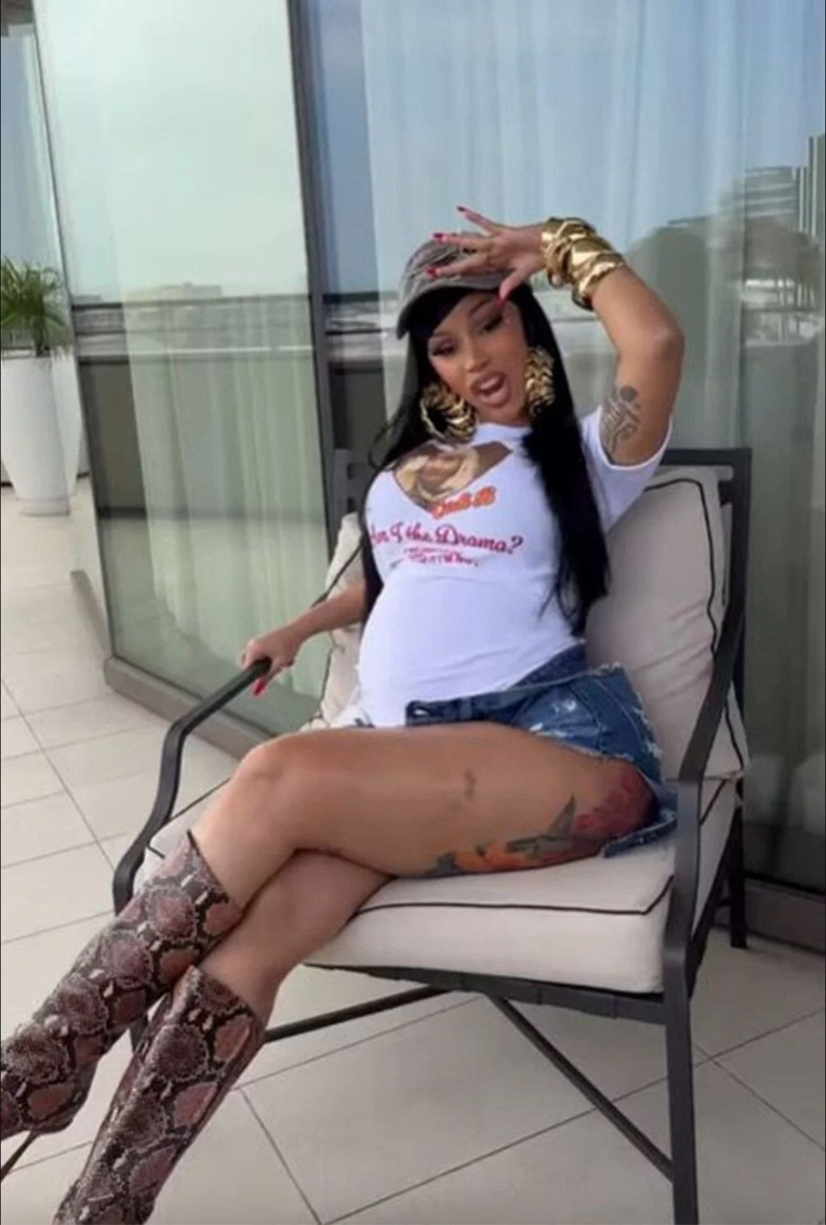 Cardi B'den Dördüncü Hamilelik Duyurusu ve Karnı Burnunda Yeni Paylaşım