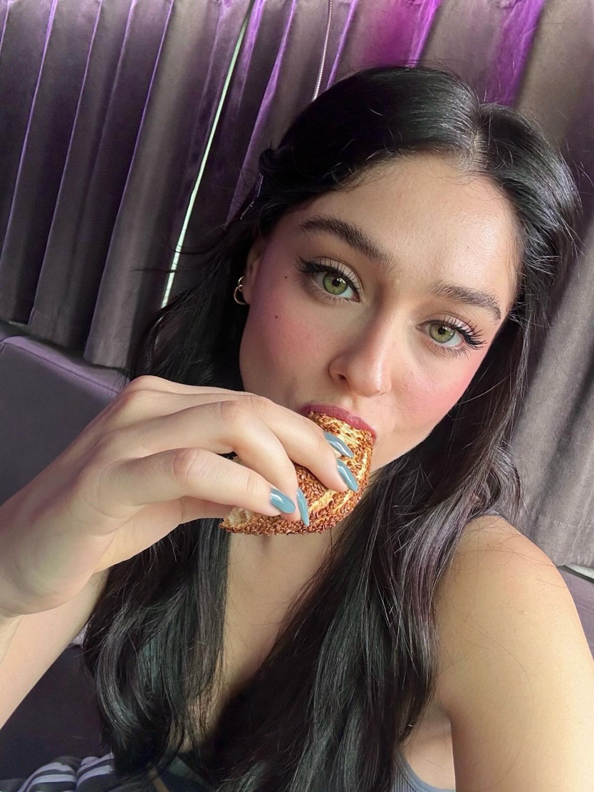 Cemre Baysel'in Dikkat Çekici Makyajı Sosyal Medyada Gündem Oldu