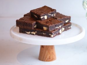 Çikolata Severler İçin Lezzetli Beyaz Çikolatalı Brownie Tarifi