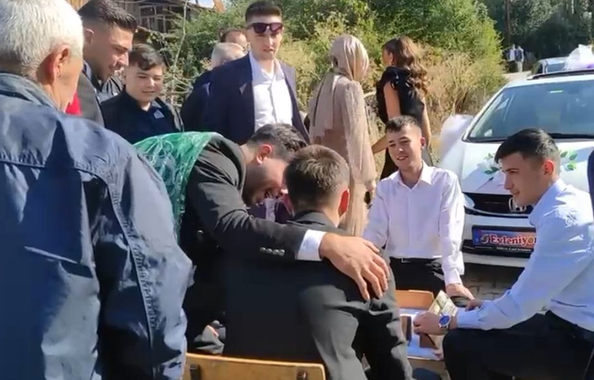 Çorumda Düğün Konvoyu Önüne Okey Masası Kurup Bahşiş Toplayanların Hikayesi