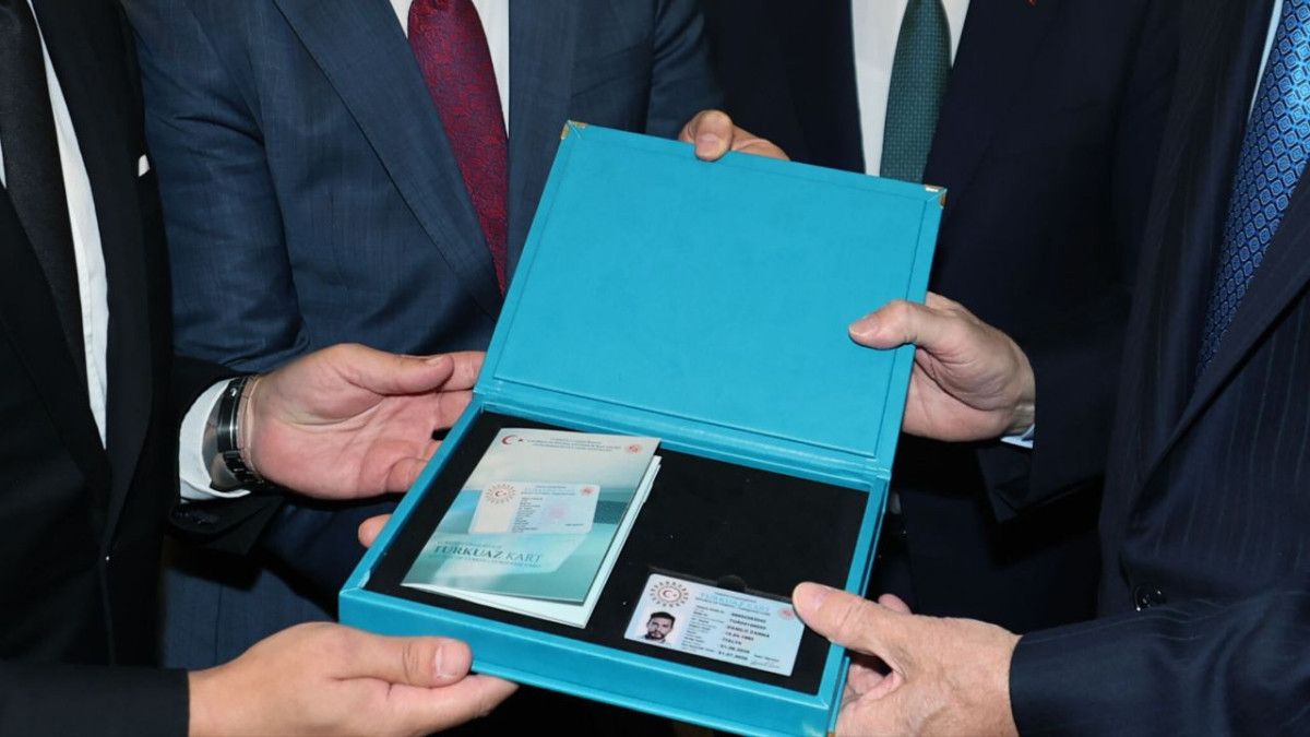 Cumhurbaşkanı Erdoğan'dan Danilo Şefe'ye Turkuaz Kartı Takdimi