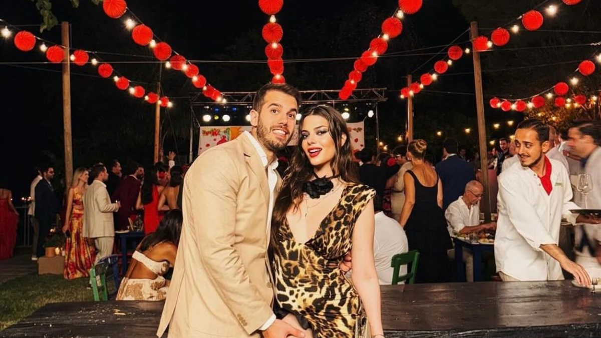 Sevgilisiyle Pozlar ve Düğün Keyfi