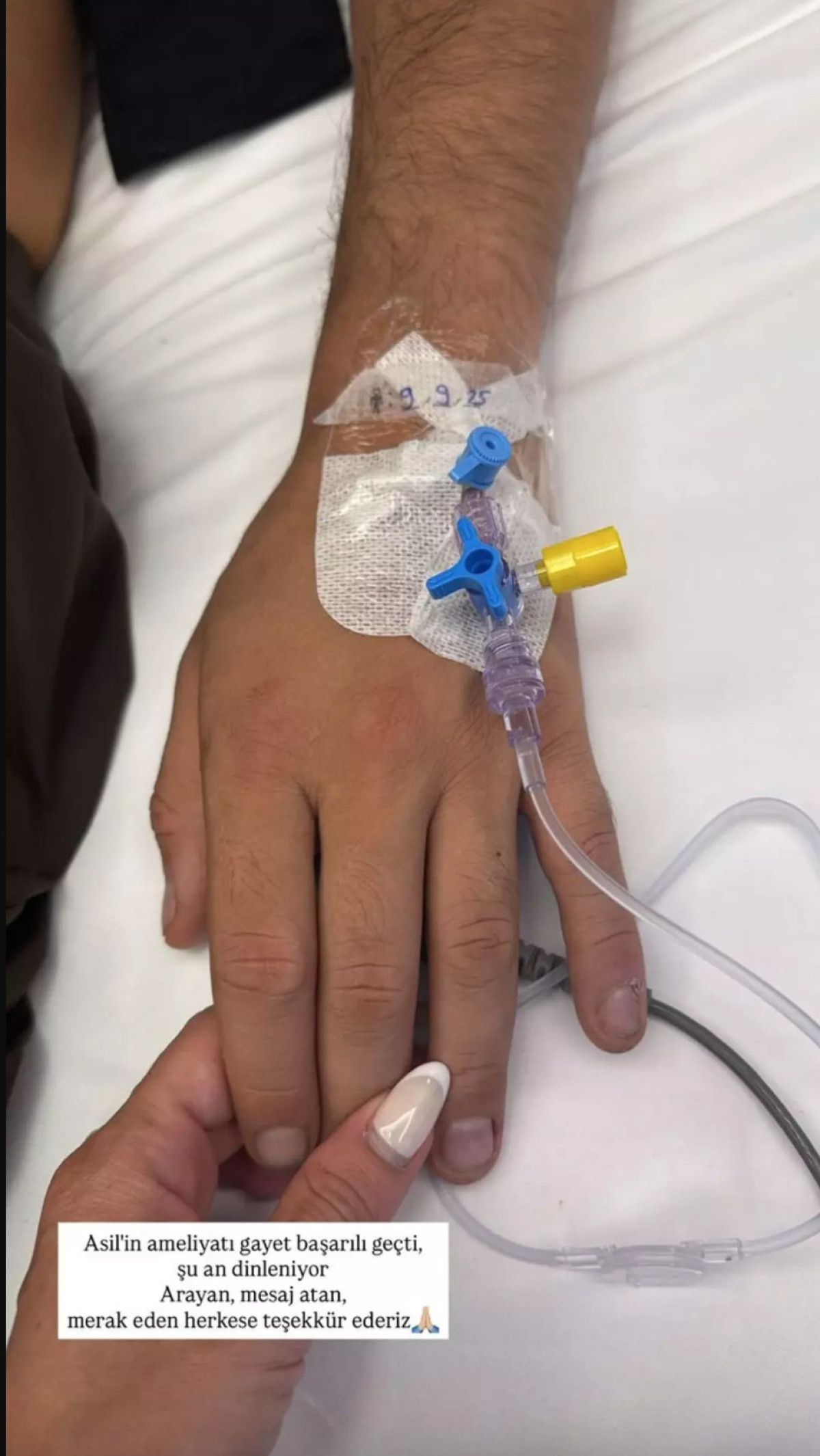 Derya Uluğ'un Sevgilisi Şarkıcı Asil Gök'ün Ameliyat Hikayesi ve Hastane Odasından Paylaşımı