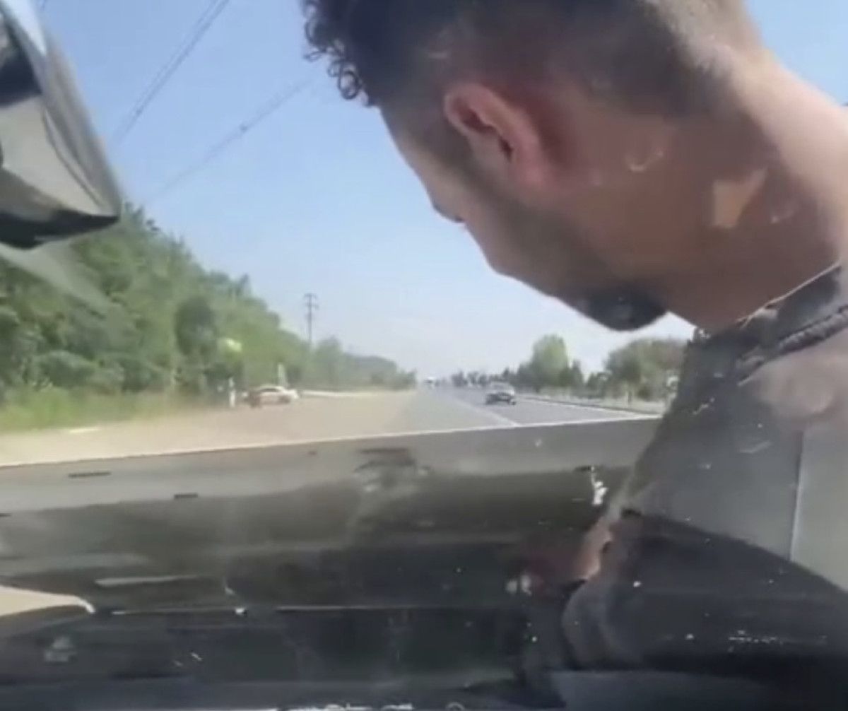 Düzcede Arıza Tespiti İçin Ustayı Motorun İçine Bindirip Kaput Açık Sürüş Deneyimi