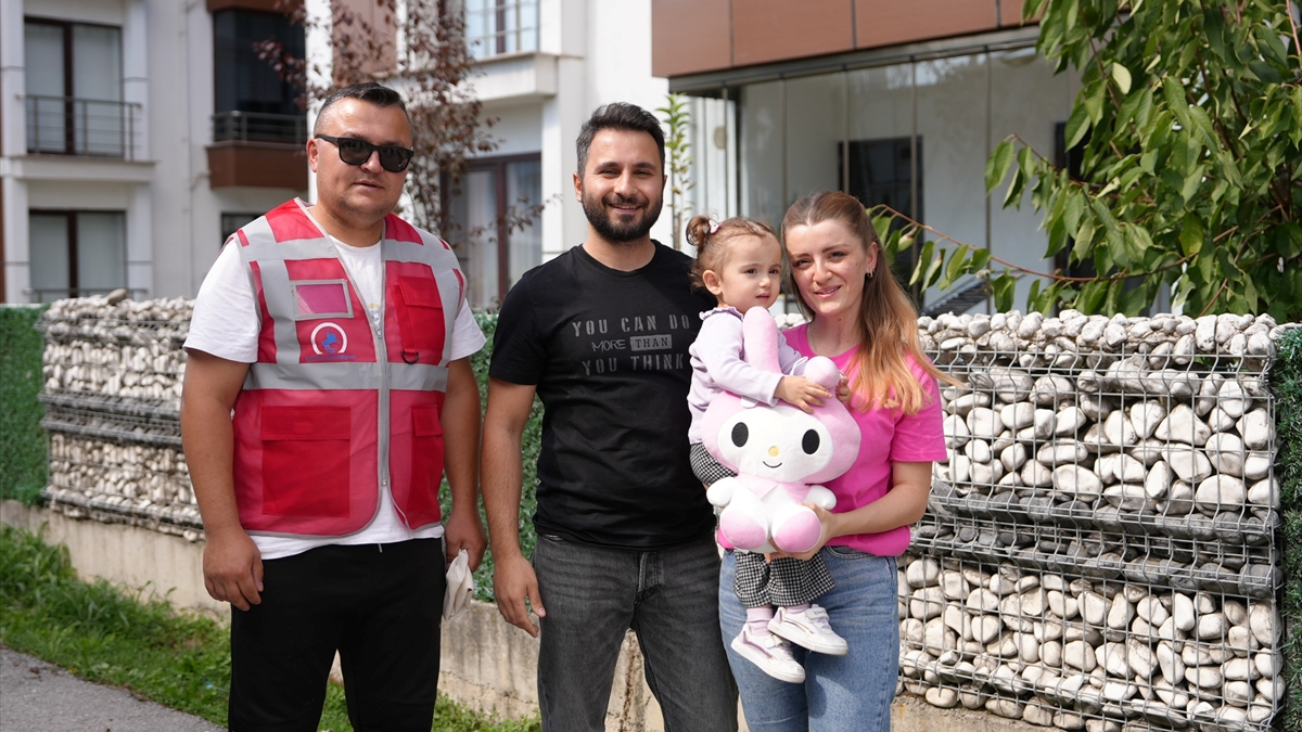 Düzcede Çöp Kamyonunu Bekleyen Minik Melisa'ya Unutulmaz Sürpriz Hediye