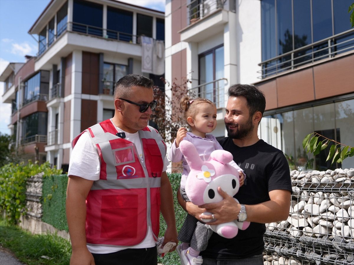 Düzcede Çöp Kamyonunu Bekleyen Minik Melisa'ya Unutulmaz Sürpriz Hediye