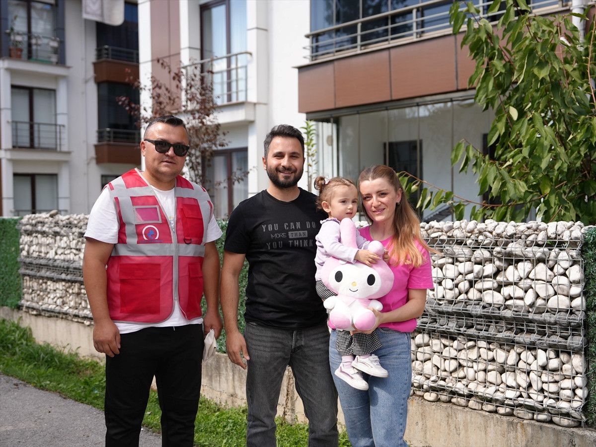 Düzcede Çöp Kamyonunu Bekleyen Minik Melisa'ya Unutulmaz Sürpriz Hediye