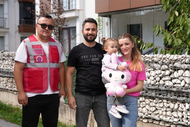 Düzcede Çöp Kamyonunu Bekleyen Minik Melisa’ya Unutulmaz Sürpriz Hediye