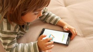 Ebeveynlere Uzman Tavsiyesi: Telefon Çocukları Sakinleştirme Aracı Olmasın