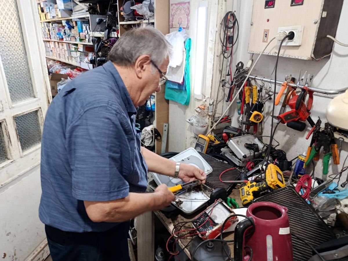 Edirne'nin 53 Yıllık Elektrik Ustasıyla Günlük Çalışma Ritmi ve Yılın Ahisi Seçilişi