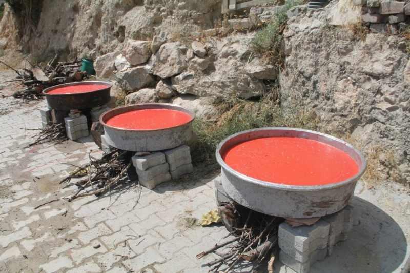 En Kolay Domates Salçası Tarifleri: Canan Karatay'dan Özel Salça Yöntemi