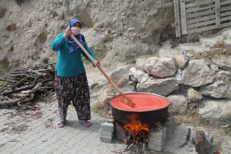 En Kolay Domates Salçası Tarifleri: Canan Karatay'dan Özel Salça Yöntemi