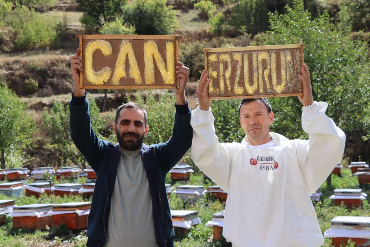 Peteklerde Yazıları Görünce Şaşırıyor