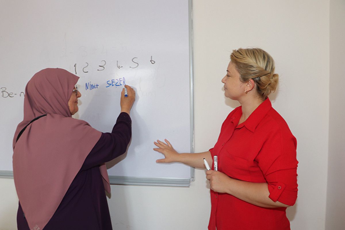 Küçük yaşta okuma yazma öğrenememiştim, şimdi ise özgüvenim tam