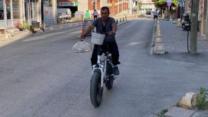Eskişehir’de Elektrikli Bisikletle Hizmet Veren Çaycı: Yenilikçi ve Çevre Dostu Servis Seçeneği