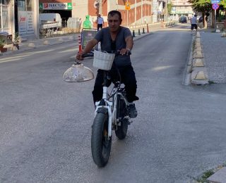 Eskişehir’de Elektrikli Bisikletle Hizmet Veren Çaycı: Yenilikçi ve Çevre Dostu Servis Seçeneği