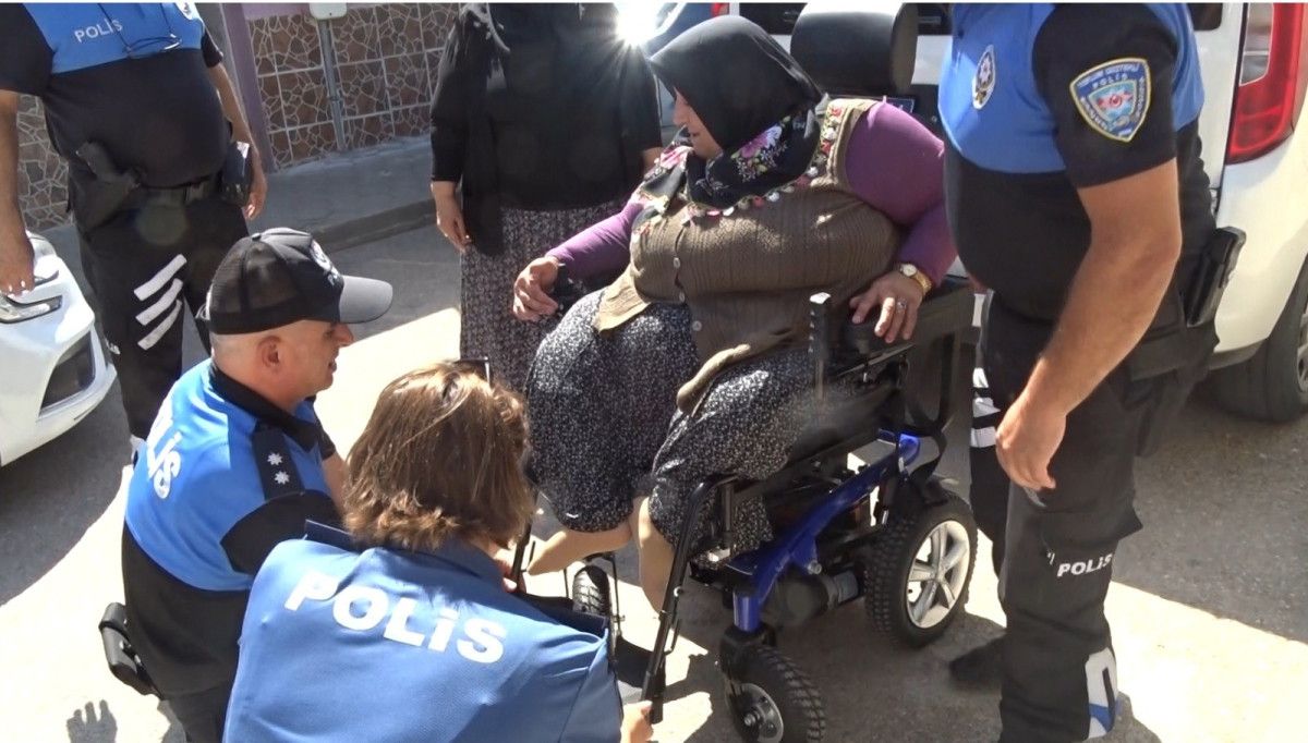 Eskişehirde Tekerlekli Sandalyesi Kırılan Kadına Polislerden Yardım Eli