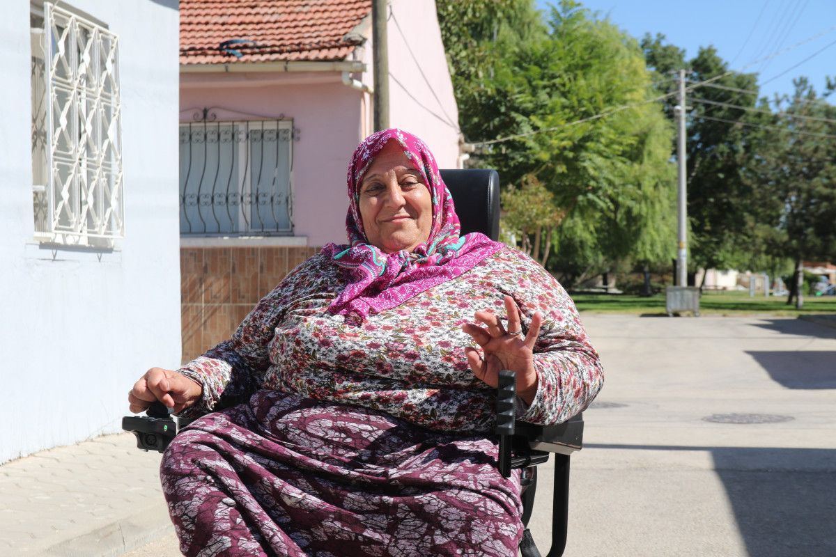 Eskişehirde Tekerlekli Sandalyesi Kırılan Kadına Polislerden Yardım Eli