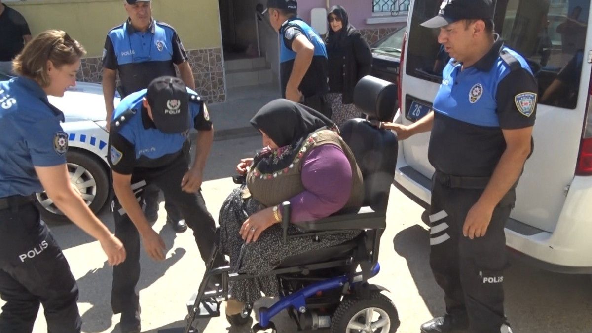 Eskişehirde Tekerlekli Sandalyesi Kırılan Kadına Polislerden Yardım Eli
