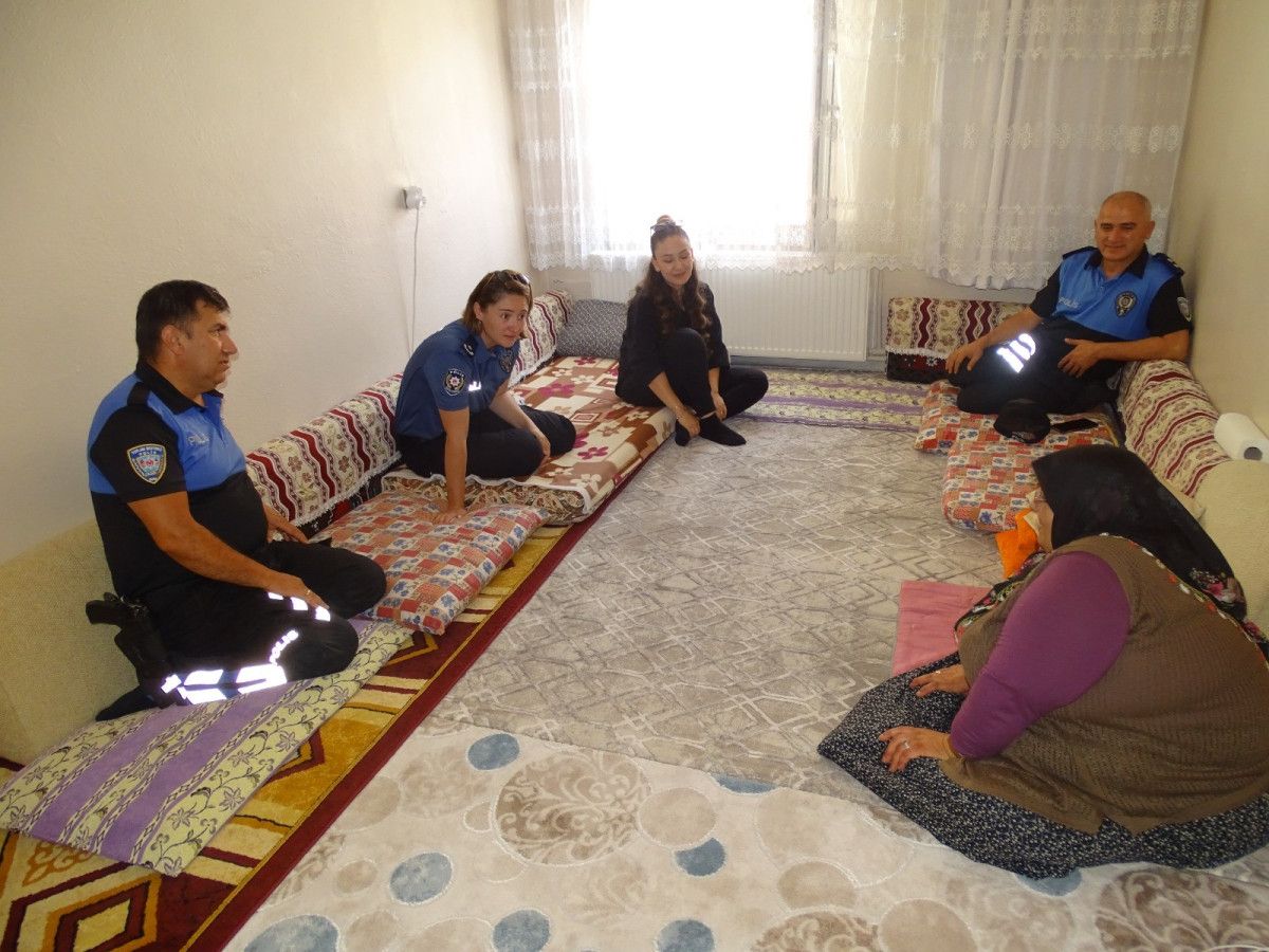 Eskişehirde Tekerlekli Sandalyesi Kırılan Kadına Polislerden Yardım Eli