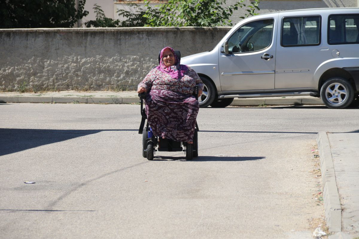 Eskişehirde Tekerlekli Sandalyesi Kırılan Kadına Polislerden Yardım Eli