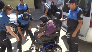 Eskişehirde Tekerlekli Sandalyesi Kırılan Kadına Polislerden Yardım Eli