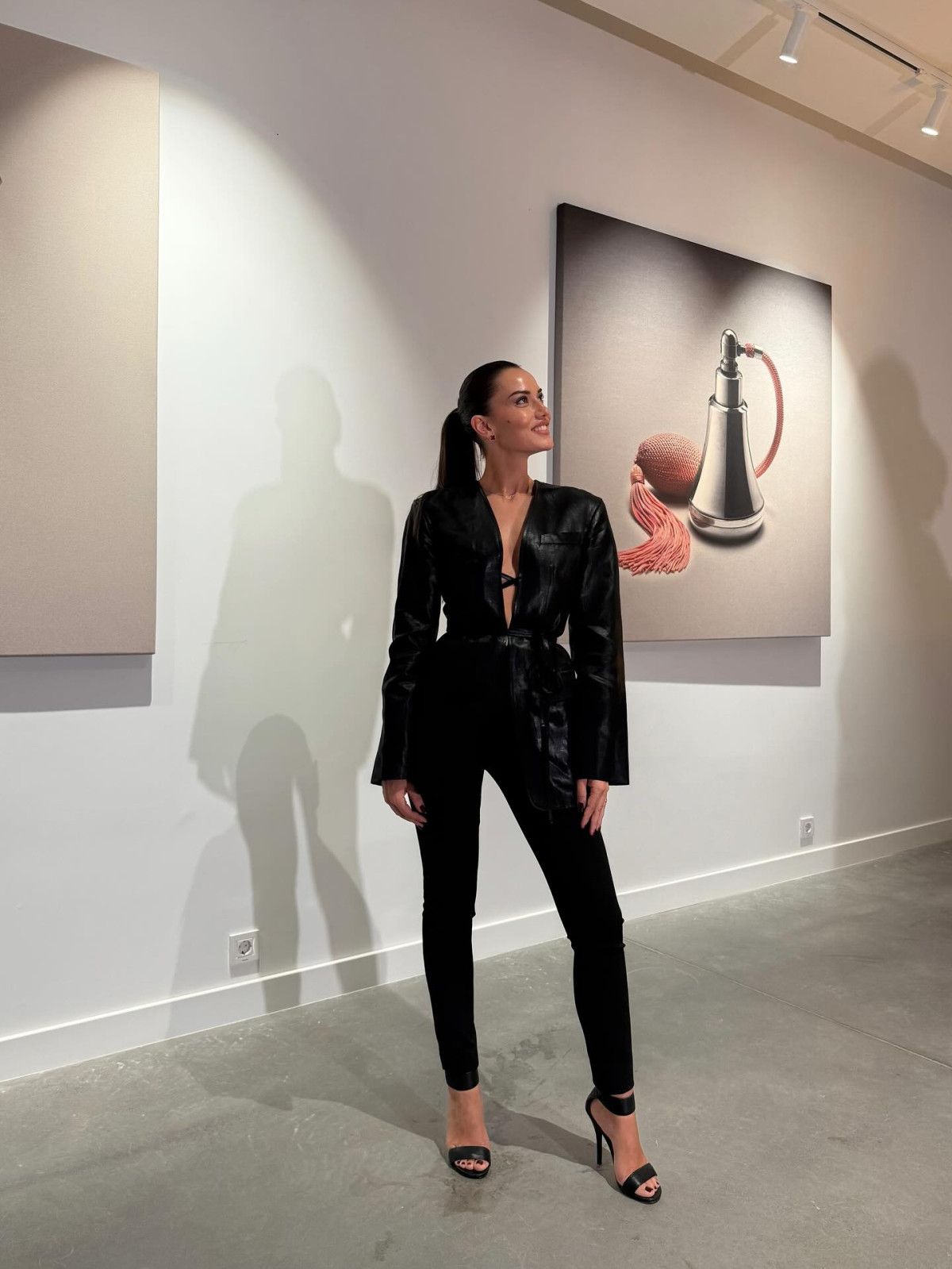 Fahriye Evcen'in Siyah Kombini Sosyal Medyada Büyük Beğeni Topladı!