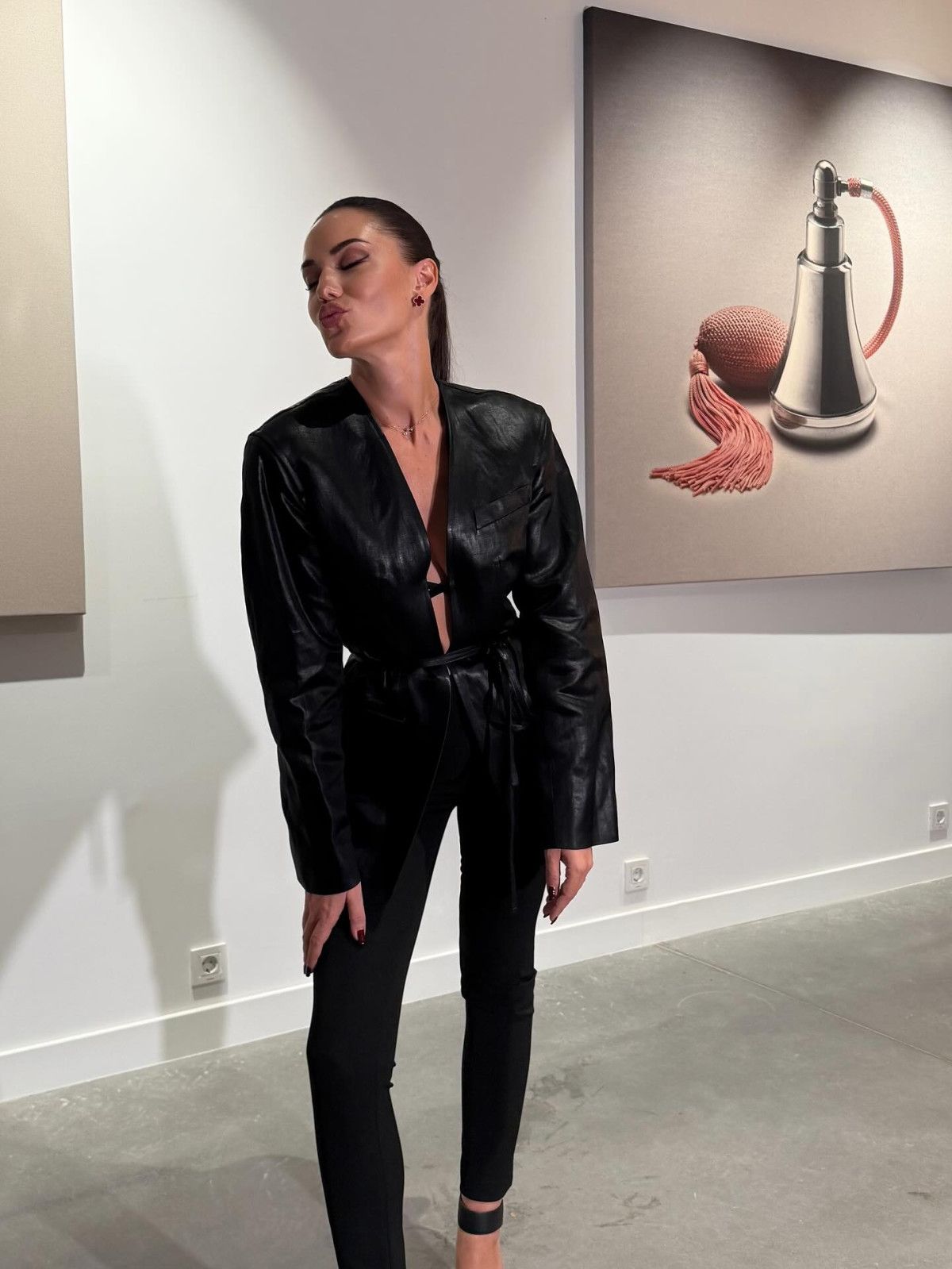 Fahriye Evcen'in Siyah Kombini Sosyal Medyada Büyük Beğeni Topladı!