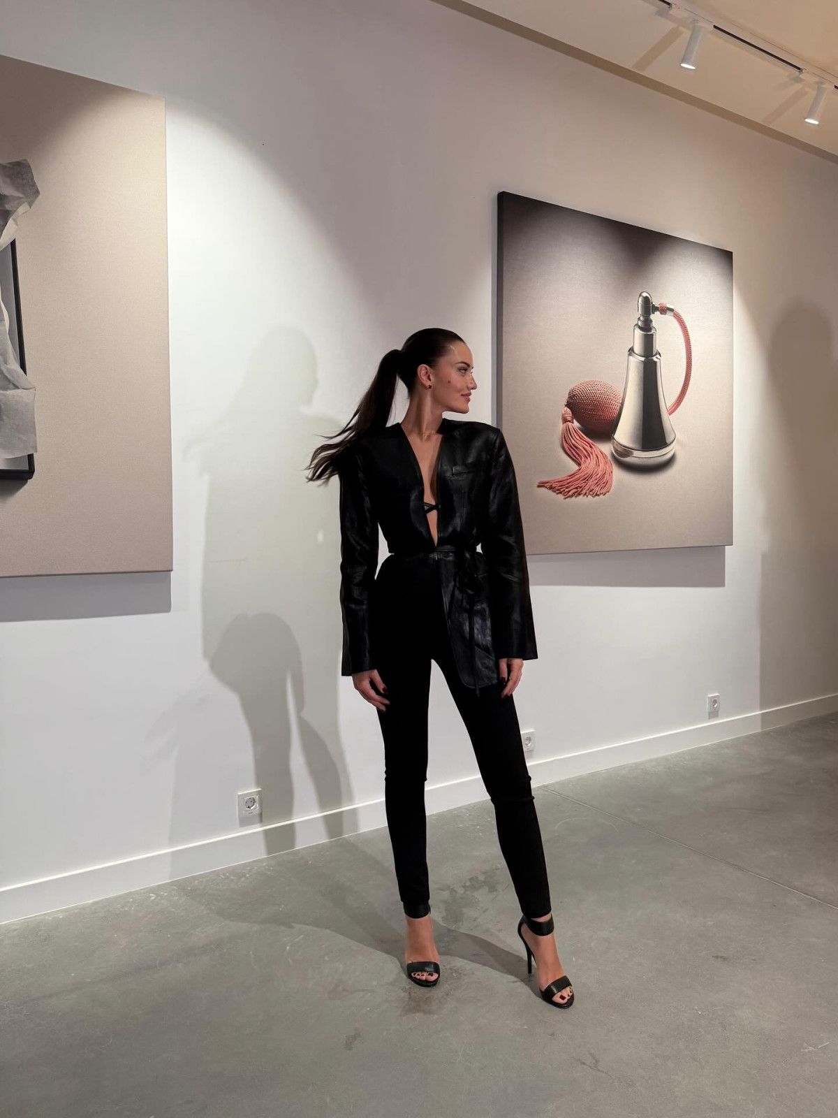 Fahriye Evcen'in Siyah Kombini Sosyal Medyada Büyük Beğeni Topladı!