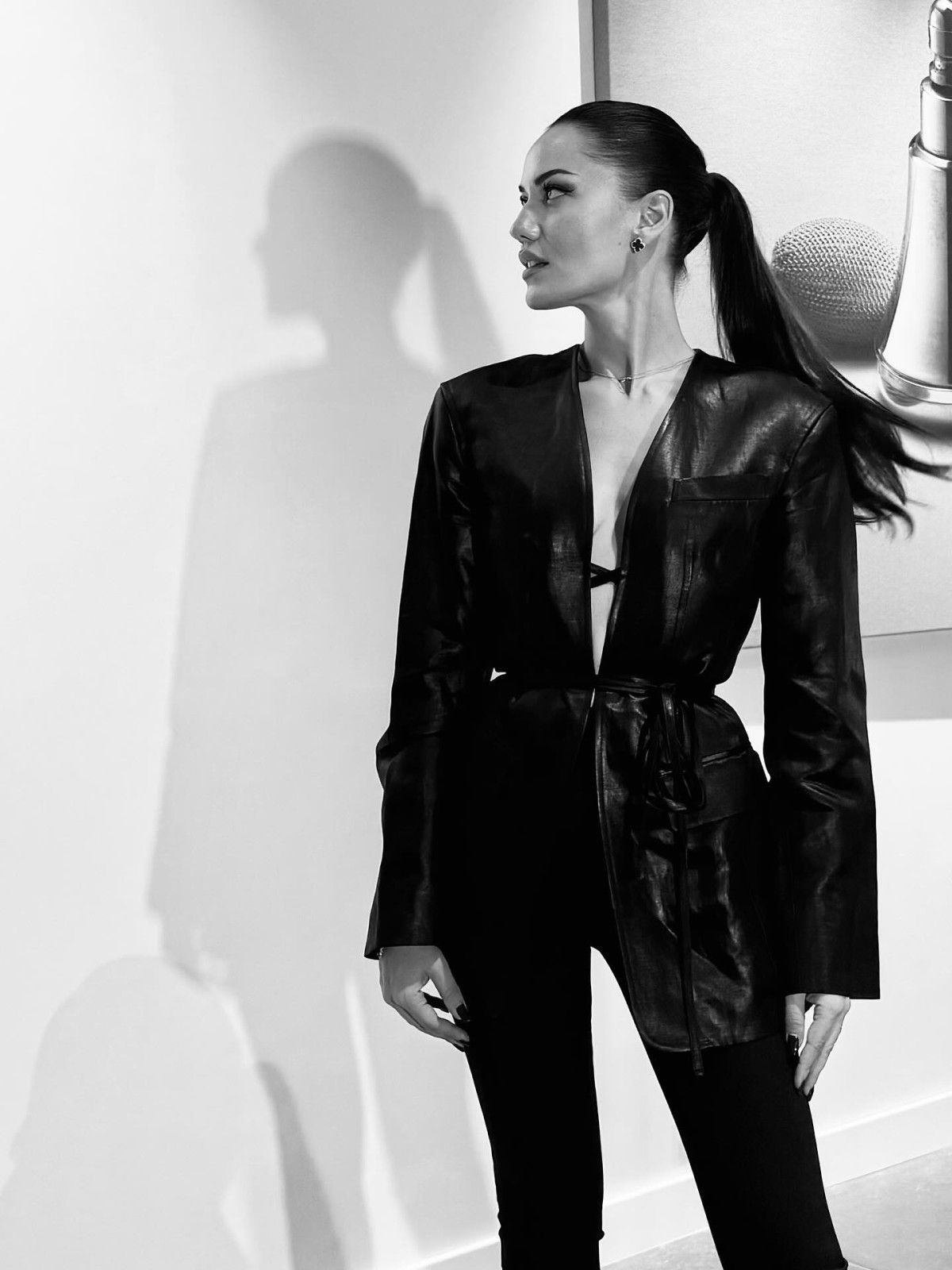 Fahriye Evcen'in Siyah Kombini Sosyal Medyada Büyük Beğeni Topladı!