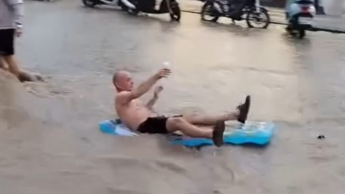 Fethiye Sokaklarında Su Baskını: Turistlere Eğlenceli Anlar