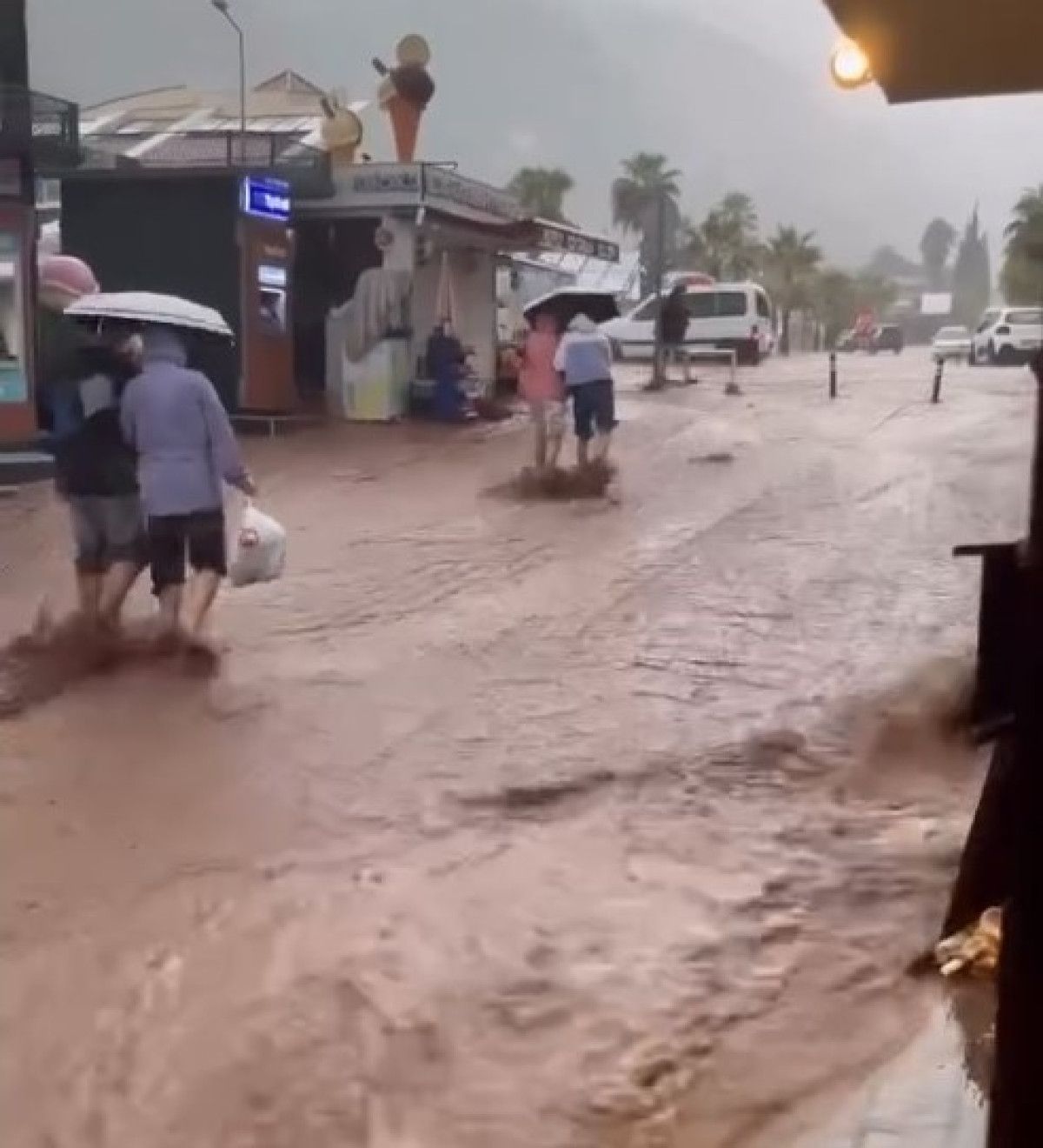 Fethiye Sokaklarında Su Baskını: Turistlere Eğlenceli Anlar