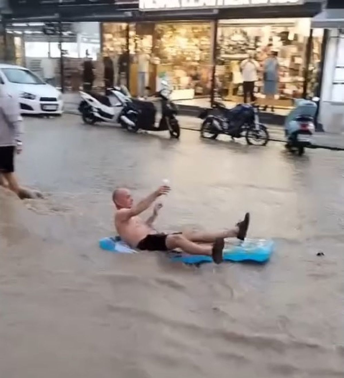 Fethiye Sokaklarında Su Baskını: Turistlere Eğlenceli Anlar