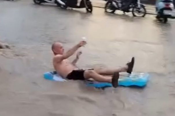 Fethiye Sokaklarında Su Baskını: Turistlere Eğlenceli Anlar