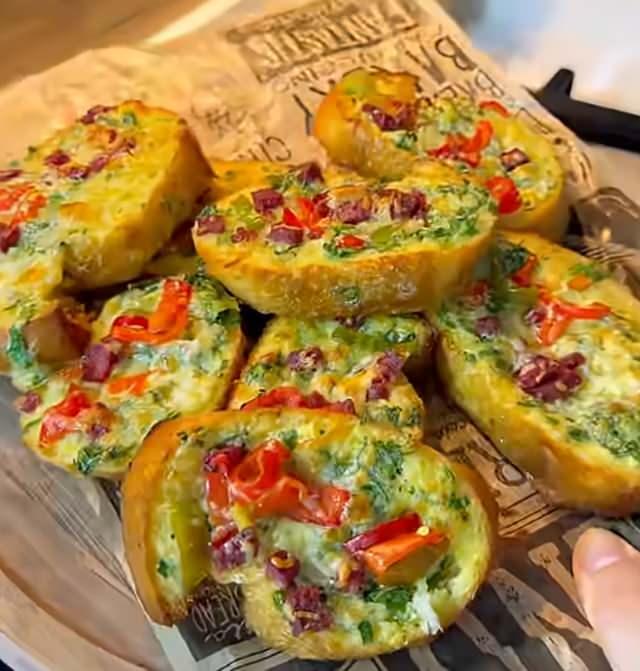 Fırında Kaşarlı ve Sucuklu Yumurtalı Ekmek Tarifi - Lezzetli ve Pratik Kahvaltı Önerisi