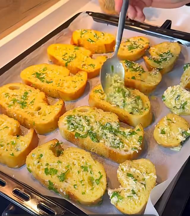 Fırında Kaşarlı ve Sucuklu Yumurtalı Ekmek Tarifi - Lezzetli ve Pratik Kahvaltı Önerisi