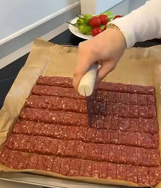 Fırında Şov: Tepside Adana Kebabı Tarifleri ile Lezzet Patlaması