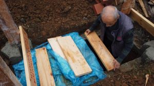 Giresun’da Doğaya Saygı Sebebiyle Yaşlı Adamın Ahşaptan Yaptırdığı Mezar