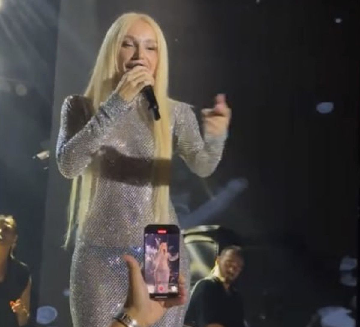 Gülşen Bir Kez Daha Sahne Şovuyla Gündemi Salladı: Sosyal Medyada Çılgın Tartışmalar