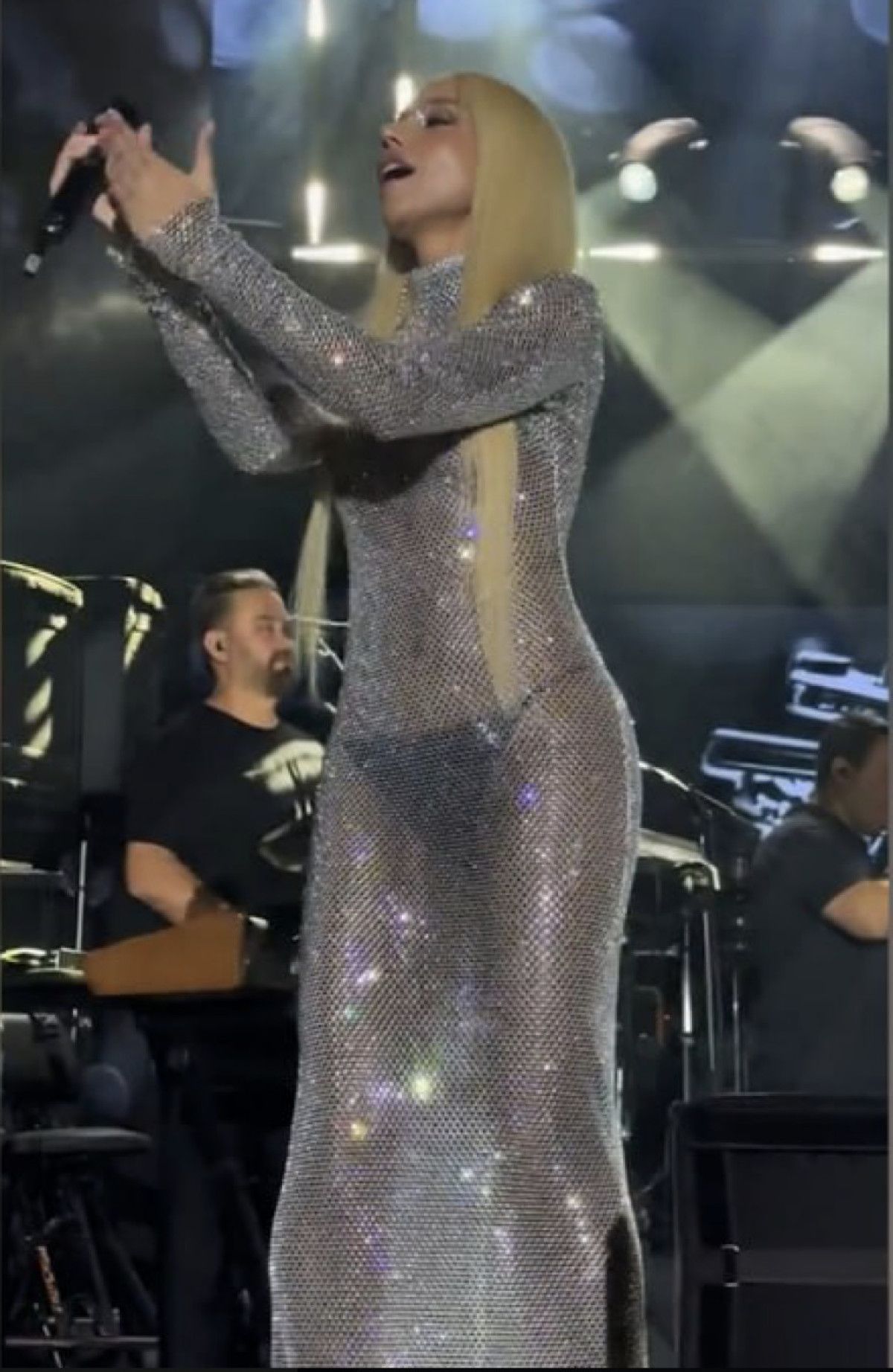 Gülşen Bir Kez Daha Sahne Şovuyla Gündemi Salladı: Sosyal Medyada Çılgın Tartışmalar