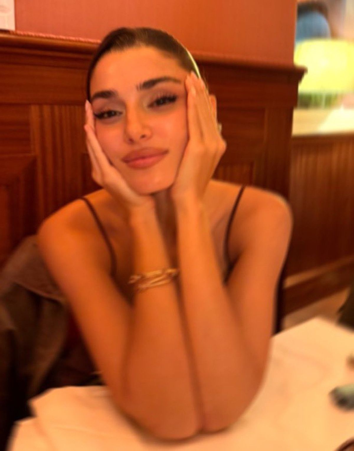 Hande Erçel ve Ablası Gamze Erçel Milanoda Birlikte Görüldü! Kardeşlerin Samimi Pozları