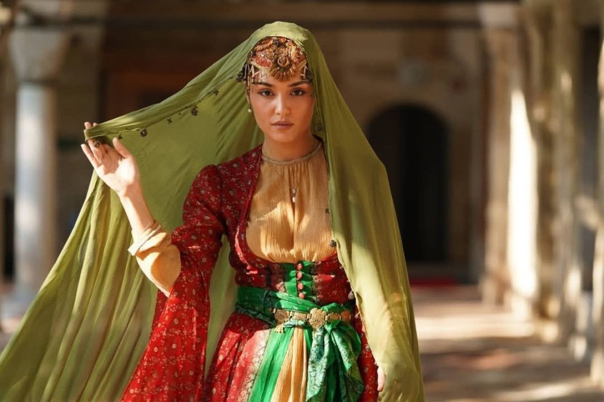 Hande Erçel'in Başörtülü Fotoğrafı Sosyal Medyada Gündem Oldu