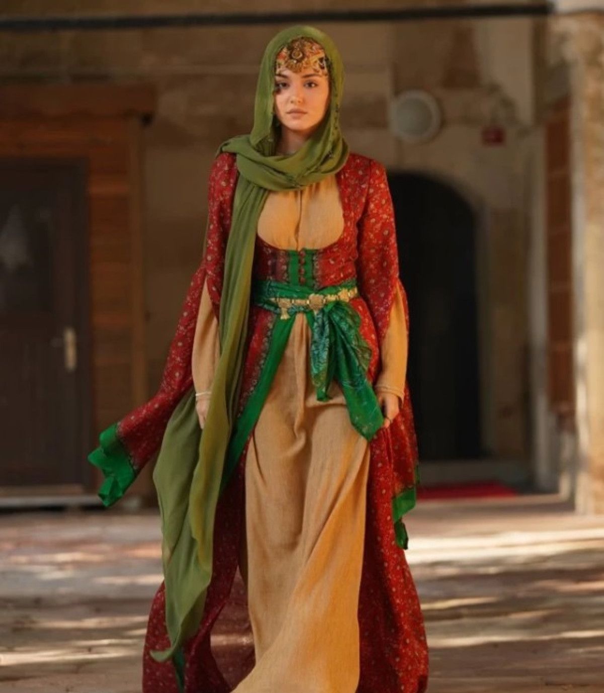 Hande Erçel'in Başörtülü Fotoğrafı Sosyal Medyada Gündem Oldu